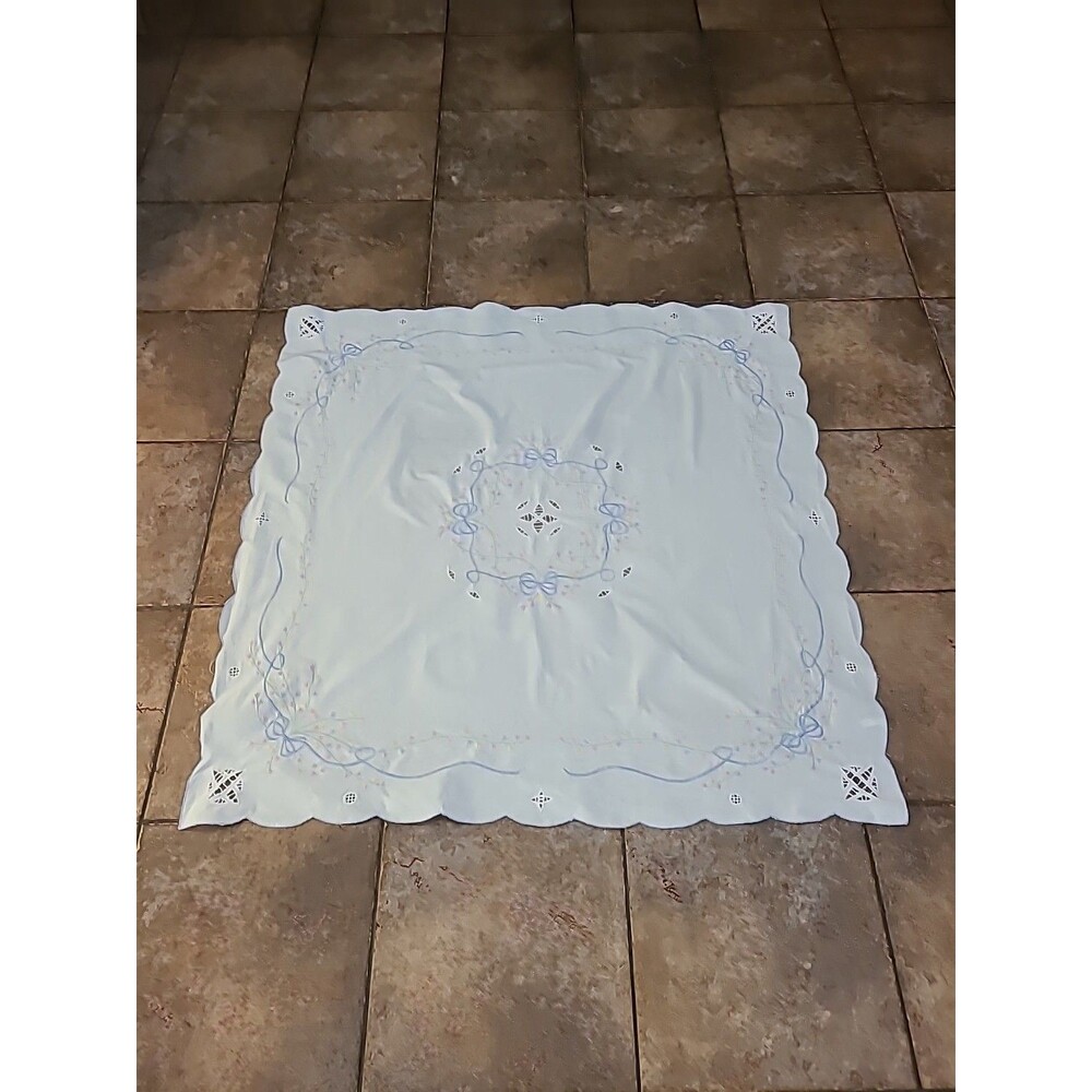 VINTAGE TABLECLOTH EMBROIDERED  CROCHETED BORDER 40 X 40